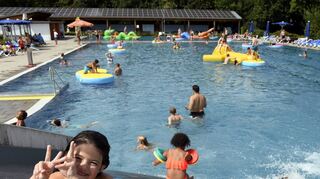 So soll es auch am 11. August im Bademaxx aussehen: Die Stadtwerke feiern mit einer Pool-Party mit dem „Zephyrus Discoteam“ das 15-jährige Bestehen ihres Sport- und Erlebnisbads. Hier ein Bild vom zehnten Geburtstag 2017.