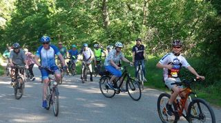Auf Radwegen geht es bei der Feierabend-Tour im Zusammenhang mit der Aktion Stadtradeln quer durch die Schwetzinger Hardt. Paul fährt voran.
