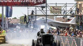Die Vorführung der Hubraumgiganten „Brutus“ (im Bild) und „Blitzen Benz“ auf dem Brazzelparcours begeistert. Tausende sind an der Strecke und staunen.