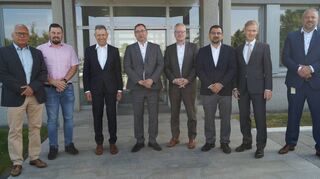 John Deere beerbt Aldi in Ketsch und mietet das Logistikzentrum für seine Zwecke an – die Verträge wurden am Montag dieser Woche unterzeichnet. Darüber freuen sich Dirk Prinz (v. l.), Bau- und Immobilienmanagement John Deere, Ketschs Bauamtsleiter Marc Schneider, Martin Pfeifle, Leiter Logistik Aldi Süd Ketsch, Bürgermeister Jürgen Kappenstein, Dr. Wolfgang Voß, Director Parts Operations John Deere, Alan Salih, Manager Engineering Services John Deere, Jens Daniel, Geschäftsführer Aldi Süd Ketsch, und Martin Banditt, Business Unit Manager John Deere.