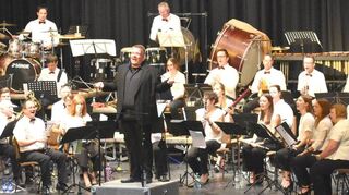 Den Stab offiziell in der Hand: Patrick Wewel dirigiert den Musikverein 1929 seit Ende 2019. Das Gesamtorchester präsentiert sich nun beim Konzert auf der Bühne in der Rheinhalle klangvoll, sauber und homogen und lässt die lange Auftrittspause wegen der Corona-Pandemie vergessen.