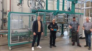 Thomas Plautz (v. l.), Standortleiter Reilingen, Antoniou Lazaros, Produktionsmitarbeiter, Tobias Herzog, Produktionsleiter und Betriebsleiter Thorsten Völlmer freuen sich auf den neuen Produktionszweig.