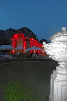 <p>Das Schlossrestaurant und die Zirkelsäle strahlen gerade in den Abendstunden ein besonderes Flair aus.</p>