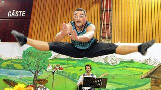 <p>Da kommt keine Langeweile auf: Die akrobatische Schautanz-Einlage von SCG-Tänzer Ernst Voigt löst bei den Senioren Bewunderung aus (oben links). Die Herzen der Damen lässt dagegen Schlagersänger Oliver Thomas (oben rechts) höher schlagen, zu dessen Hits der Oberbürgermeister Dr. René Pöltl und die Spargelkönigin Katharina I. mit den Senioren schunkeln und singen (unten links). Aber auch die Tänzerinnen der Ballettschule Benkeser sorgen für Entzücken und unterhalten an diesem Nachmittag mit kurzweiligen eleganten Darbietungen.</p>