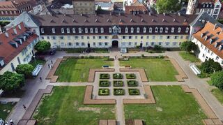 Der Blick von oben zeigt gut die neuen Beete im Hof des Marstalls im hinteren Bereich haben die Stadtgärtner schon zahlreiche Kräuter angepflanzt.