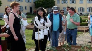 Stadtgärtnerei-Chef Bernd Kolb (vordere Reihe 4. v. l. erklärt den zahlreichen Interessenten, wie es mit dem „Urban Gardening“ im Marstallhof laufen soll.