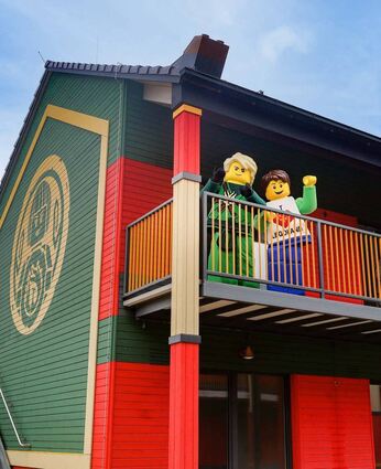 Am 4. Juni wird das neue Ninjago-Quartier im Legoland Deutschland Resort offiziell eröffnet. Die beiden freuen sich schon auf die ersten Gäste.