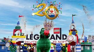 Drachenmaskottchen „Olli“ ist in Partylaune: Das Legoland feiert 20. Geburtstag.