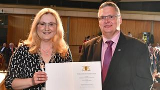 Die Verleihung der Landesehrennadel an Thomas Hübler übernimmt Bürgermeisterin Patricia Rebmann. Der Vereinssprecher hätte eigentlich bereits 2020 ausgezeichnet werden sollen.