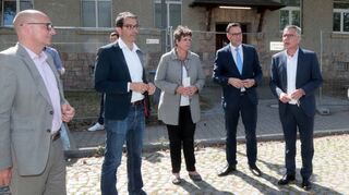 Lauschen den Erklärungen von Markus Rothfuß (r.): Schwetzingens Oberbürgermeister Dr. René Pöltl (v. l.), Dr. Andre Baumann, Sylvia M. Felder, Siegfried Lorek, Stefan Dallinger und Carolin Speckmann.