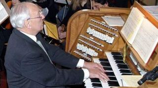 Dr. Lothar Gaa an der Weise-Orgel - so wird ihn die Gemeinde in Erinnerung behalten.