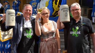 Den ersten Schluck gönnen sich Oberbürgermeister Marcus Zeitler (v. l.), Duttweilers Weinprinzessin Hanna Spies – selbstredend erstmal Wein – und Rainer Saß vom Hockenheimer Marketing-Verein.
