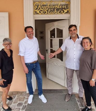 Die Kurfürstenstube erlebt ihr Revival mit toller Besetzung: Schlossverwalterin Sandra Moritz (v. l.) freut sich über das Team mit Martin Wynaends van Resandt und Andreas Bante, zu dem auch schon lange Silvia Cilloco gehört.
