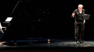 Das PianoDuo GrauSchumacher und der legendäre Schauspieler Klaus Maria Brandauer bei ihrem letzten Auftritt auf der Bühne im Rokokotheater.