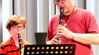 „Hab mein Wage vollgelade“ und ein schmissiges Klezmer-Stück spielt Philipp Herbold mit seinem Lehrer Christian Satzinger.