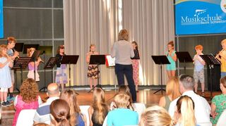 Die israelische Melodie „Aram sam sam“ und „Rag Time“ präsentieren die Blockflötenkinder mit ihrer Lehrerin Ulrike Wettach-Weidemaier – Barbara Obert begleitet die Gruppe am Klavier.