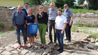 Dr. Roland Prien von der Uni Heidelberg (v. l.), Bürgermeister Stefan Weisbrod, Dr. Julia Linke vom Römisch-Germanischen Zentralmuseum Mainz, Dr. Orsolya-Tamaska vom Leibniz-Institut Leibzig, Benny Schaich-Lebek vom Förderverein, Ausgrabungsleiter Justin Schmidt und Fördervereinsmitglied Dr. Otmar Geiger freuen sich über den gelungenen Austausch.