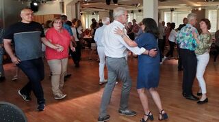 Logisch, dass bei der Geburtstagsfeier im Tanzwohnzimmer in der Scheffelstraße auch kräftig getanzt wird.