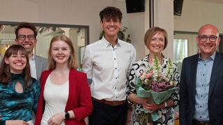 OB Pöltl (r.) gratuliert dem Tanzschulteam mit: Katrin Pankratz (v. l.), Joshua Mahl, Eveline Grunwald, Daniel Wolf und Andrea Kiefer.