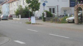 Unübersichtlich: Das Abbiegen aus Seitenstraßen wie der Kurpfalzstraße in die Hauptstraße in Richtung Ortsmitte wird zur Gefahr, weil die Sicht auf den Verkehr auf der Vorfahrtsstraße oft durch geparkte Fahrzeuge wie hier verdeckt ist. Das führt bei hohen Geschwindigkeiten zu Gefahrensituationen.