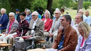 Über sich nur die Wolken – so erleben zahlreiche Besucher vor dem evangelischen Gemeindezentrum den Gottesdienst zu Christi Himmelfahrt.