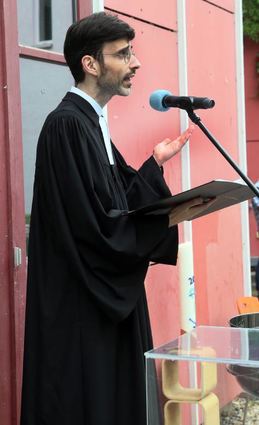 Pfarrer Marcel Demal zelebriert den Freiluftgottesdienst.