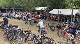 Das Fahrrad ist erkennbar das beliebteste Verkehrsmittel – nicht nur, um zum Gänsweidfest des SPD-Ortsverbands zu kommen. Die Traditionsveranstaltung wurde schon vor mehr als 100 Jahren gefeiert, allerdings mit anderen Gastgebern.