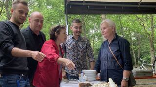 Diskutieren beim Gänsweidfest über ihre Kuchenfavoriten (v. l.): SPD-Gemeinderat Pascal Wasow, SPD-Landtagsmitglied Daniel Born, seine Vorgängerin Rosa Grünstein, Gemeinderat und SPD-Ortsvorsitzender Selcuk Gök sowie Gemeinderätin Gabriele Rösch.