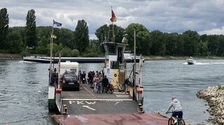 Zwar ist der Ausflugsverkehr über den Rhein dieses Mal an Christi Himmelfahrt nicht ganz so massiv wie in der Zeit vor Corona, doch haben die Fährleute den ganzen Feiertag über gut zu tun.