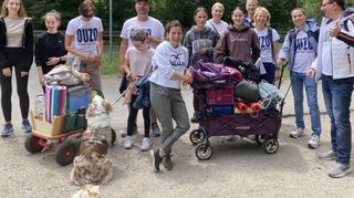 Vatertag ist immer mehr ein Ausflugstag für die ganze Familie – diese Entwicklung beweist nicht nur diese Gruppe bestehend aus Müttern, Vätern, Kindern und Hund aus Schwetzingen sowie Ketsch mit ihrer Bollerwagentour kurz vor der Kollerfähre.