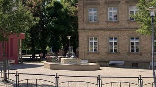 Wahlkampfveranstaltungen sind bis zum 18. September beziehungsweise 2. Oktober hier ausgeschlossen: Der Rathausvorplatz mit dem Glockenbrunnen soll im Zuge der Bürgermeisterwahl ein neutraler Platz sein und bleiben. Gleiches gilt ebenfalls für das Verwaltungsgebäude in der Eichendorffstraße 2. Der Ratstisch ordnet es so ein, dass es genügend Alternativen in der Gemeinde gebe.