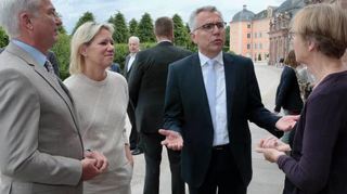 Innenminister Thomas Strobl und Gattin Christine sowie Landrat Stefan Dallinger plaudern mit Festspielleiterin Heike Hoffmann.