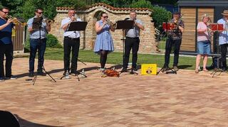 Eine imposante und wohlklingende Premiere: Die Posaunenchöre Oftersheim-Schwetzingen und Karlshuld musizieren gemeinsam auf dem Schwetzinger Platz in Karlshuld-Neuschwetzingen.