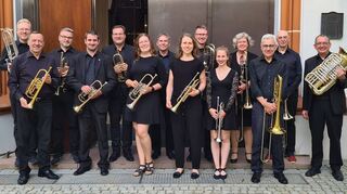 Die Bläserinnen und Bläser des Posaunenchors Oftersheim-Schwetzingen haben dieses Erinnerungsfoto vor dem Konzert in der Stadtpfarrkirche St. Jakob in Schrobenhausen geschossen.