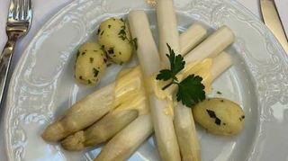 Klassisch aufgetafelt: In Berlin gibt es Spargel mit Kartoffeln.