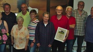 Die für 40 Jahre Treue geehrten Mitglieder des Obst- und Gartenbauvereins mit Urkunden und Blumenpräsent.