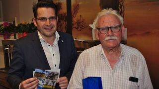Bürgermeister Stefan Weisbrod ehrt den scheidenden Vorsitzenden Karl Bickle.
