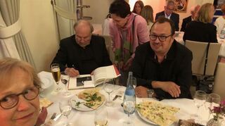 Gudrun Wuttke war eigens mit ihren beiden Töchtern aus Konstanz angereist, um Klaus Maria Brandauer mal wieder zu sehen. Er signierte im Schlossrestaurant "Theodors" bei Flammkuchen und einem Bierchen bereitwillig das mitgebrachte Buch.
