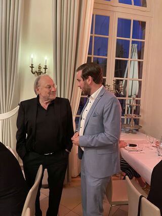 Der CDU-Landtagsabgeordnete Andreas Sturm fachsimpelt mit Klaus Maria Brandauer über Shakespeare.