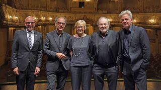 Kurz nach dem wunderbaren Auftritt gibt’s noch ein Foto mit Oberbürgermeister Dr. René Pöltl (v. l.), Pianist Andreas Grau, Festspielchefin Heike Hoffmann, Schauspieler Klaus Maria Brandauer und Pianist Götz Schumacher.
