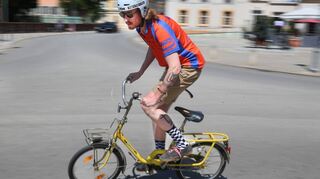 Richard Kiene dreht mit seinem Klapprad für unseren Fotografen eine flotte Runde vor dem Schloss. Mit dem gelben Flitzer ist er spritzig unterwegs.