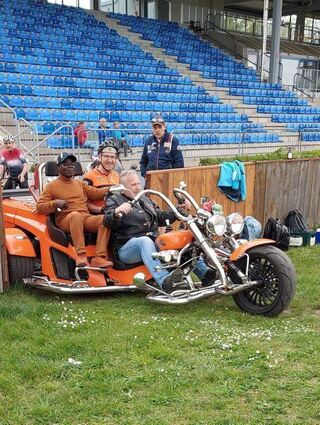 Test für den Auftritt: König Bansah lässt sich zusammen mit Veranstalter Peter Zürker auf einem Trike in die Herxheimer Arena fahren, natürlich noch nicht im Königsornat.
