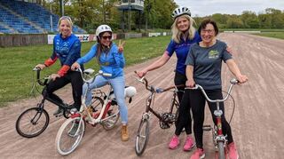 Klapprad-Rennen waren schon immer emanzipiert. Damenteams sind vom ersten Rennen auf die Kalmit an mit dabei – hier beim Training auf der Sandbahn in Herxheim.