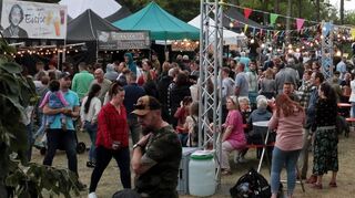 So voll war es im Gartenschaupark schon seit Langem nicht mehr: Das Street-Food-Festival lockt die Menschen bei angenehmen Temperaturen mit seinen vielfältigen Düften an die Biertischgarnituren.