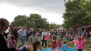 Es geht nicht nur ums Essen: Die Event-Agentur „Tat&Drang“ hat viele Spielangebote für die jüngeren Besucher arrangiert wie den Kinderzirkus, der gerne besucht wird.