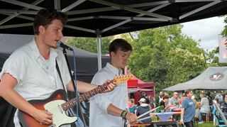 Musik gehört dazu – aber dezent: Max Griff und Jo Kurz spielen als eine von fünf Formationen im Gartenschaupark. Die Besucher können sich aber noch unterhalten.