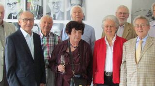 Ein schönes Erinnerungsfoto lassen die ehemaligen Schulkameraden machen.