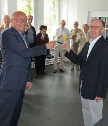 Rudi Lerche (r.) und OB Dr. Pöltl stoßen freudig miteinander an.