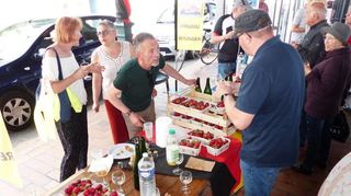 Frische Reilinger Erdbeeren kommen in Jargeau sehr gut an.