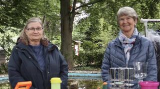 Gabi Lorke (l. ) und Heike Fackel bieten ihre ausrangierten Sachen zum Verkauf an – da ist für so manchen Liebhaber sicher noch was dabei.